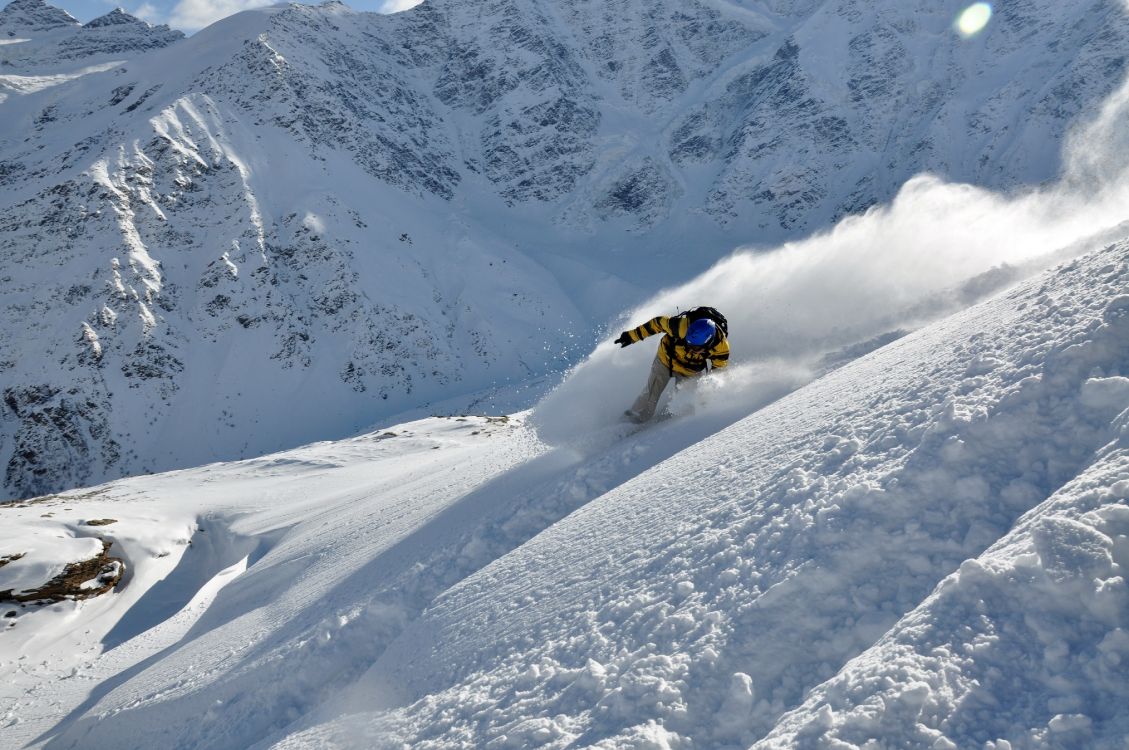 Ski de Neige Jaune et Noir Sur la Montagne Couverte de Neige Pendant la Journée. Wallpaper in 4288x2848 Resolution