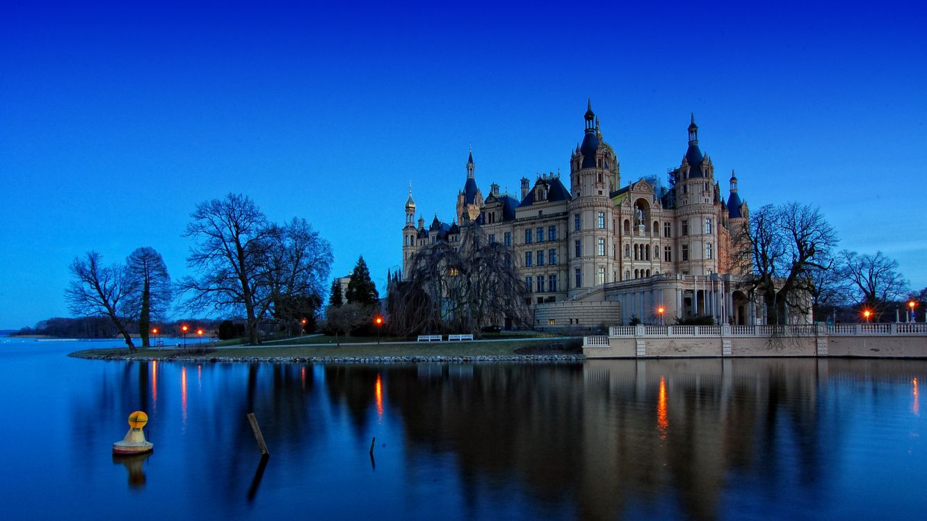 Edificio de Hormigón Marrón y Blanco Cerca Del Cuerpo de Agua Durante el Día. Wallpaper in 2560x1440 Resolution