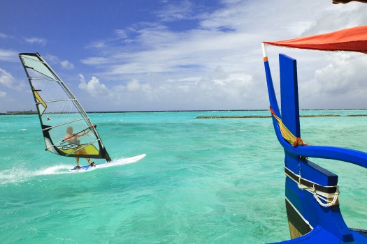 Fondos de Pantalla Velero Azul y Amarillo en el Mar Bajo un Cielo Azul