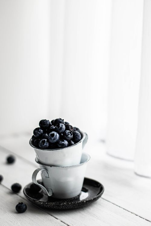 Schwarze Beeren in Weißer Keramiktasse. Wallpaper in 3864x5796 Resolution