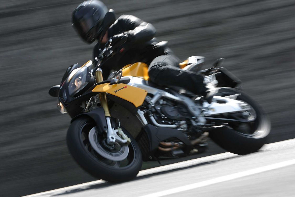 Homme en Veste Noire Équitation Vélo de Sport Jaune. Wallpaper in 3307x2204 Resolution