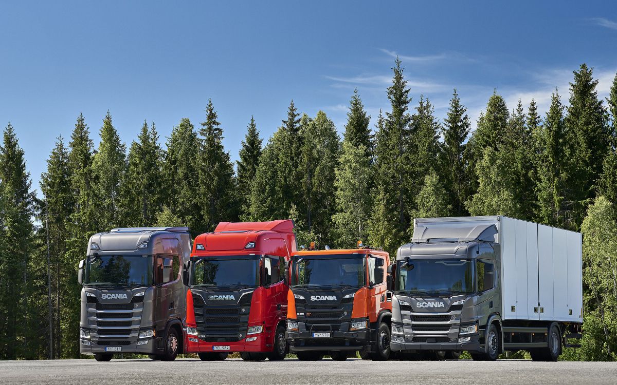 Camión Rojo y Blanco en la Carretera Durante el Día. Wallpaper in 3840x2400 Resolution