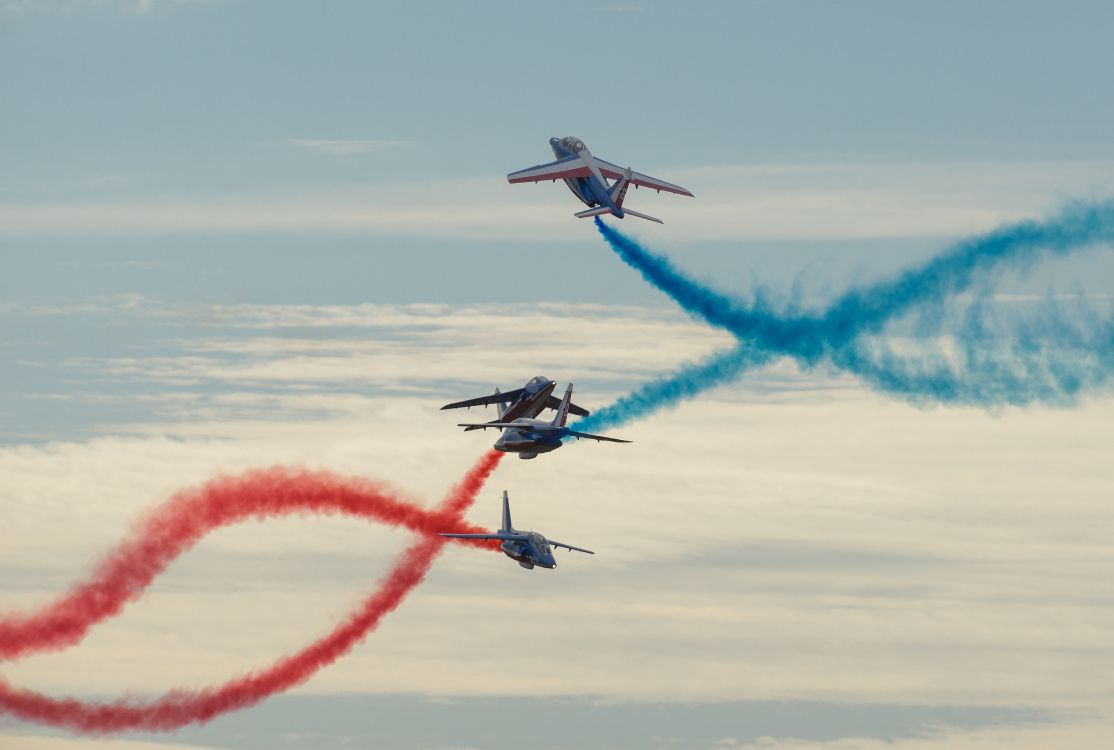 Blaues Und Rotes Düsenflugzeug im Flug. Wallpaper in 4729x3182 Resolution