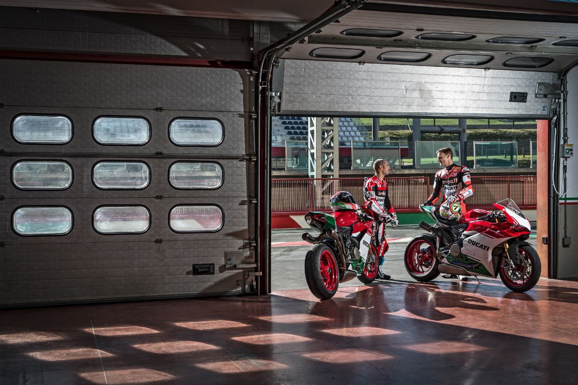 Hombre en Traje de Motocicleta Rojo y Negro Montado en Motocicleta Roja. Wallpaper in 4096x2730 Resolution