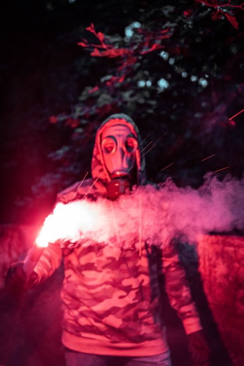 Person in Rot-schwarzem Hoodie Mit Weißem Rauch. Wallpaper in 4000x6000 Resolution