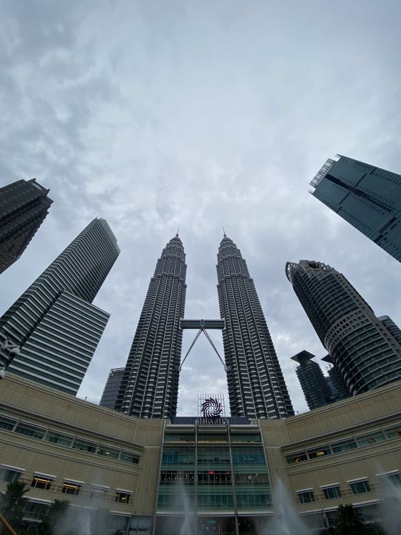 Las Torres Petronas, Kuala Lumpur, Malasia, Torres Gemelas Petronas, Torre de Bloques. Wallpaper in 1536x2048 Resolution