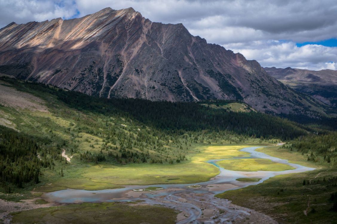 Campo de Hierba Verde Cerca de la Montaña Bajo un Cielo Nublado Durante el Día. Wallpaper in 4912x3264 Resolution