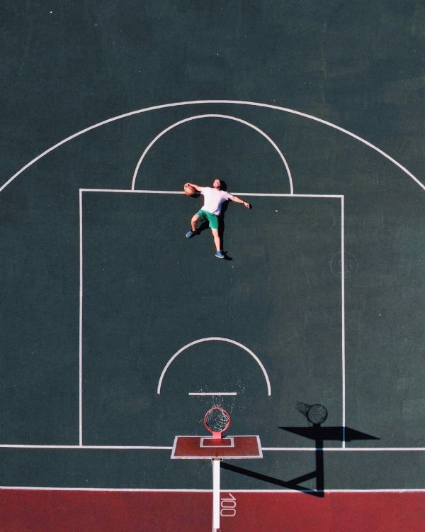 2 Hombres Jugando Baloncesto en la Cancha de Baloncesto. Wallpaper in 2167x2707 Resolution