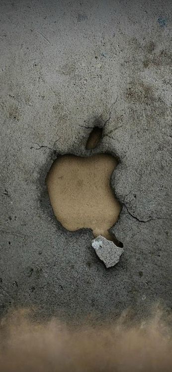 Brauner Herzförmiger Stein Auf Grauem Sand. Wallpaper in 1242x2688 Resolution