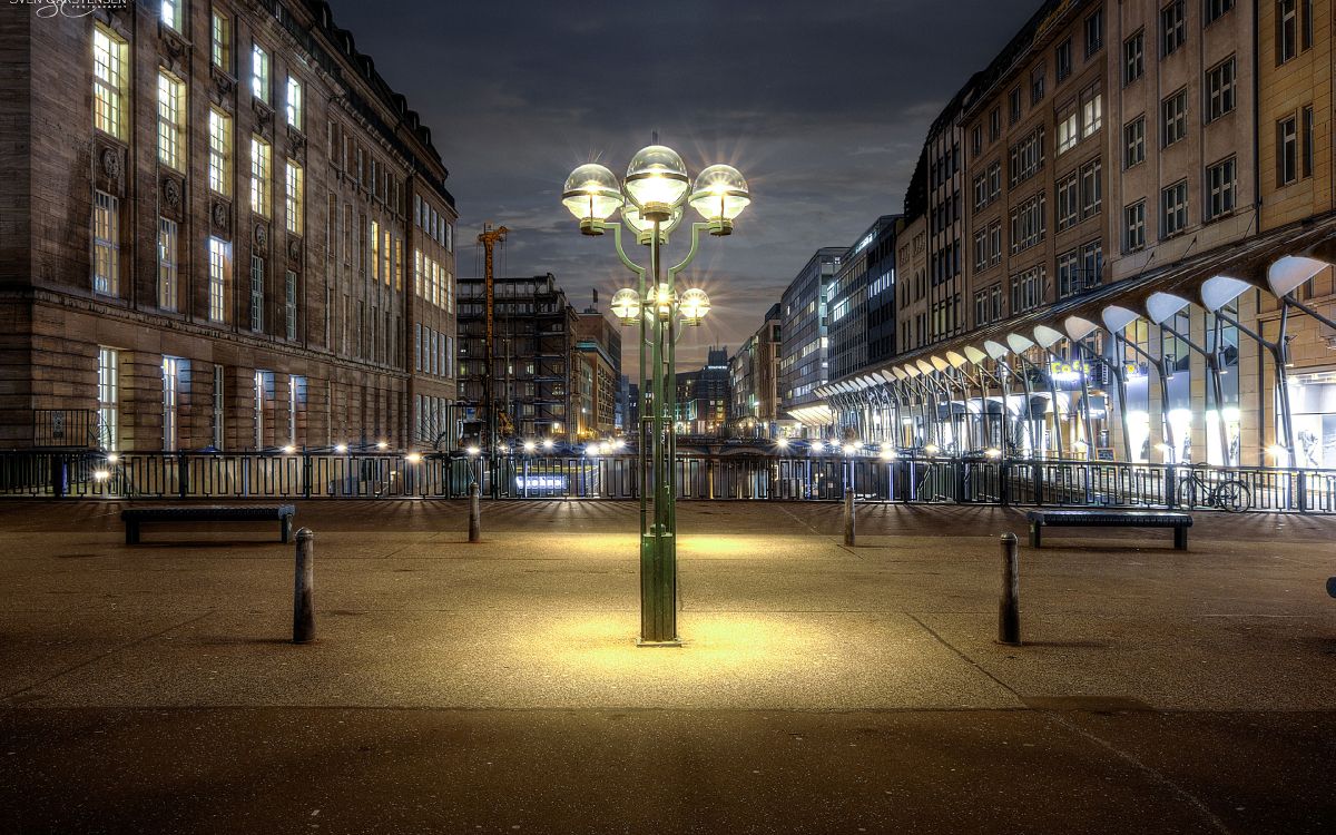 Lampadaires Éclairés au Milieu de la Ville Pendant la Nuit. Wallpaper in 3840x2400 Resolution