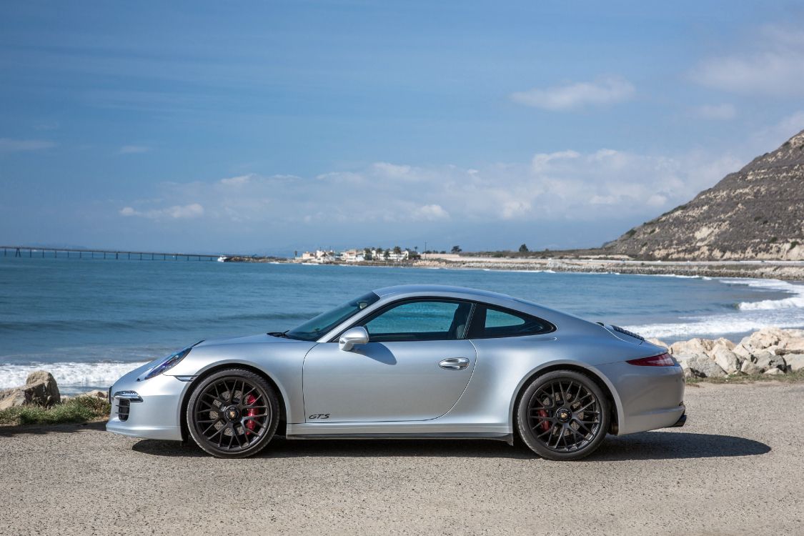 Silberner Porsche 911 Tagsüber am Meer Geparkt. Wallpaper in 4096x2730 Resolution