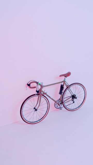Image brown city bike on white wall