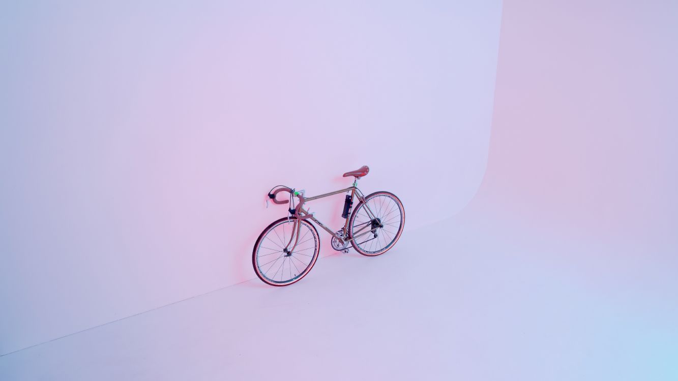 Vélo de Ville Marron Sur Mur Blanc. Wallpaper in 7680x4320 Resolution