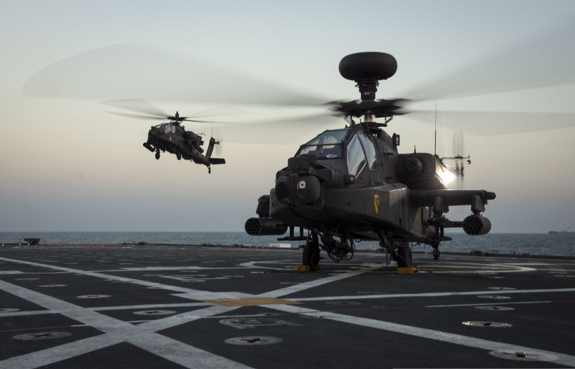 Schwarzer Und Grauer Kampfpanzer Auf Grauer Asphaltstraße Tagsüber. Wallpaper in 3000x1922 Resolution