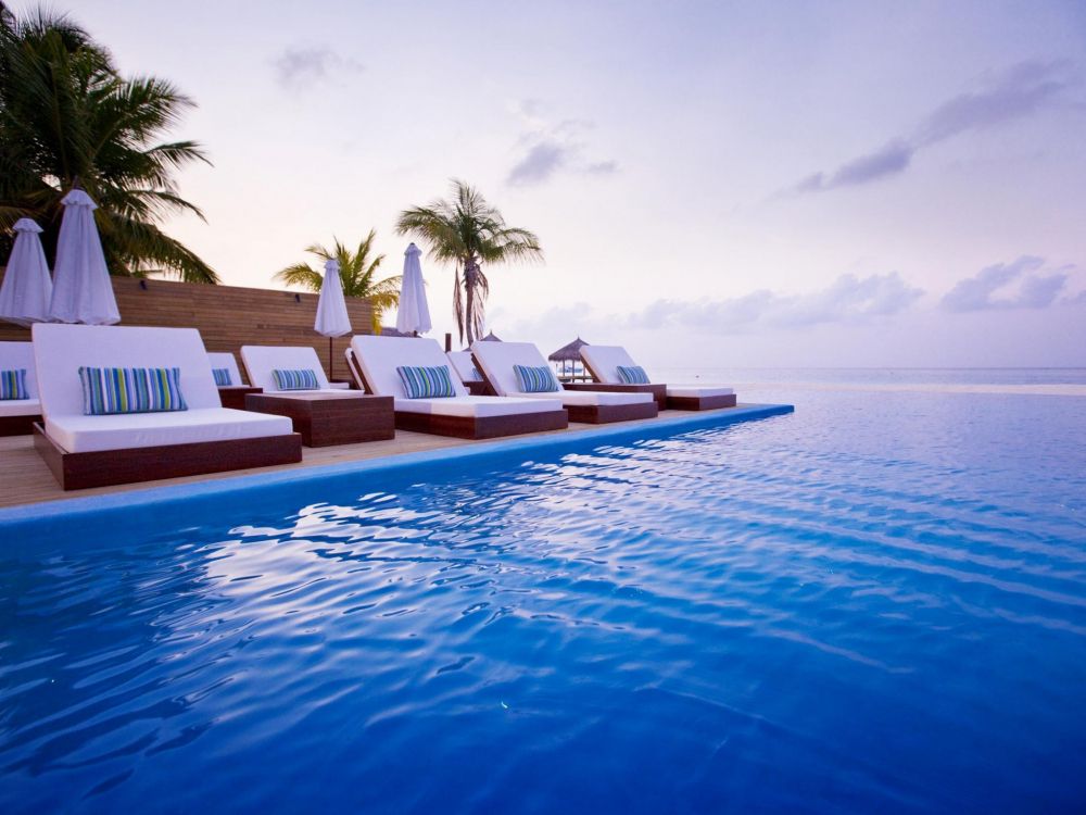 Rotes Und Weißes Boot Auf Blauem Gewässer Tagsüber. Wallpaper in 2048x1536 Resolution