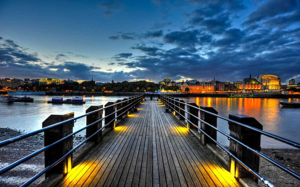Quai en Bois Brun Sur le Plan D'eau Pendant la Nuit. Wallpaper in 2560x1600 Resolution