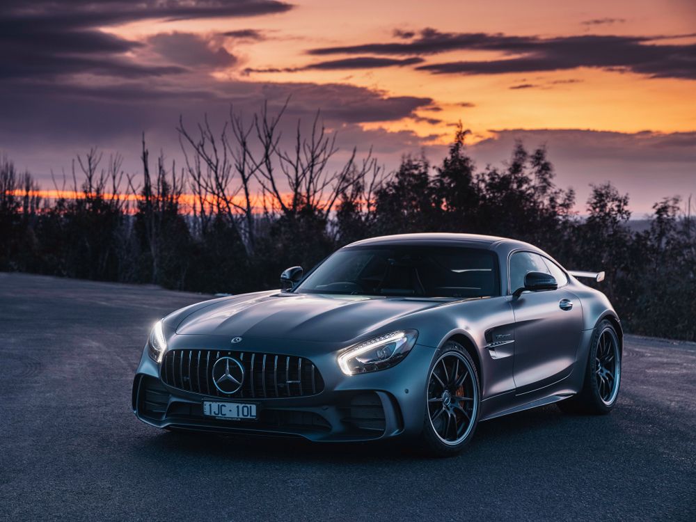 Schwarzes Mercedes-benz-coupé Unterwegs Bei Sonnenuntergang. Wallpaper in 2048x1536 Resolution