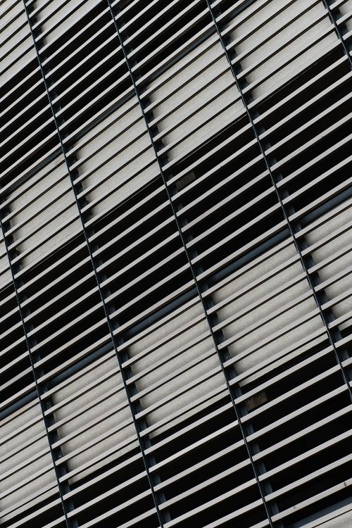 Weiße Und Blaue Jalousien. Wallpaper in 2635x3952 Resolution