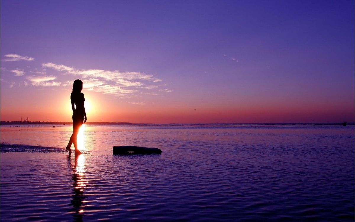 Femme en Bikini Noir Debout Sur un Plan D'eau Pendant le Coucher du Soleil. Wallpaper in 1920x1200 Resolution