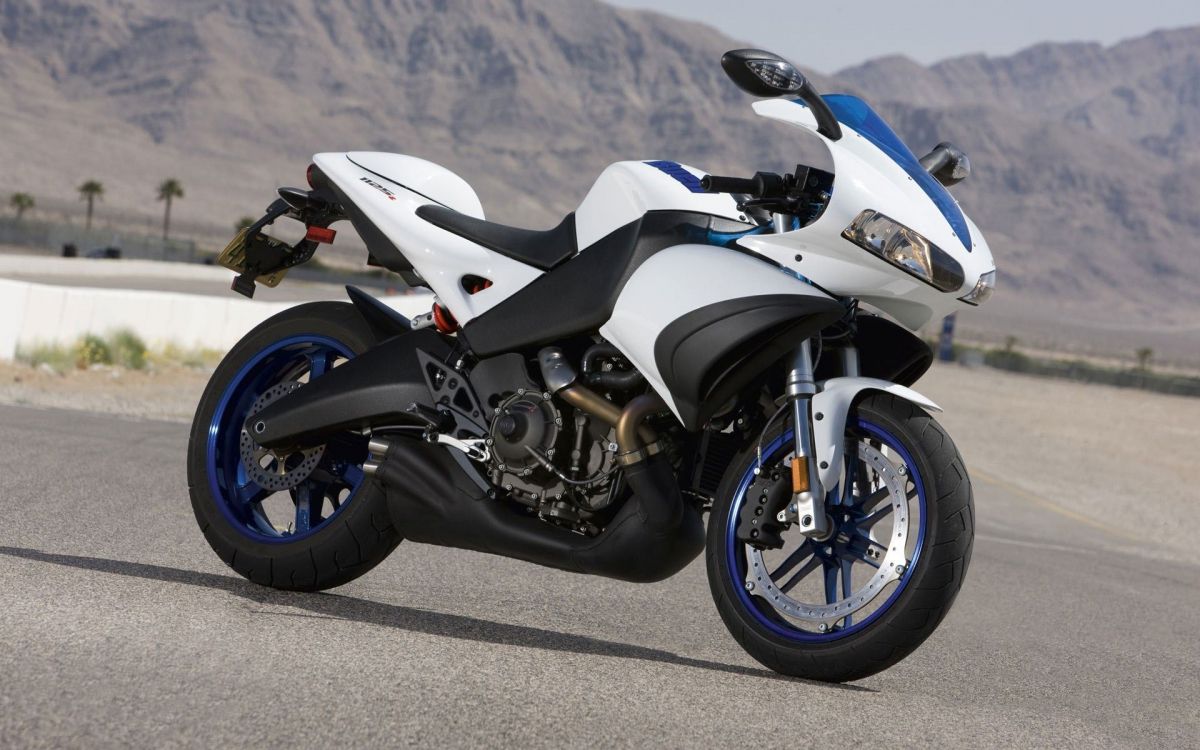 Weißes Und Schwarzes Sportfahrrad Auf Grauer Asphaltstraße Tagsüber. Wallpaper in 1920x1200 Resolution