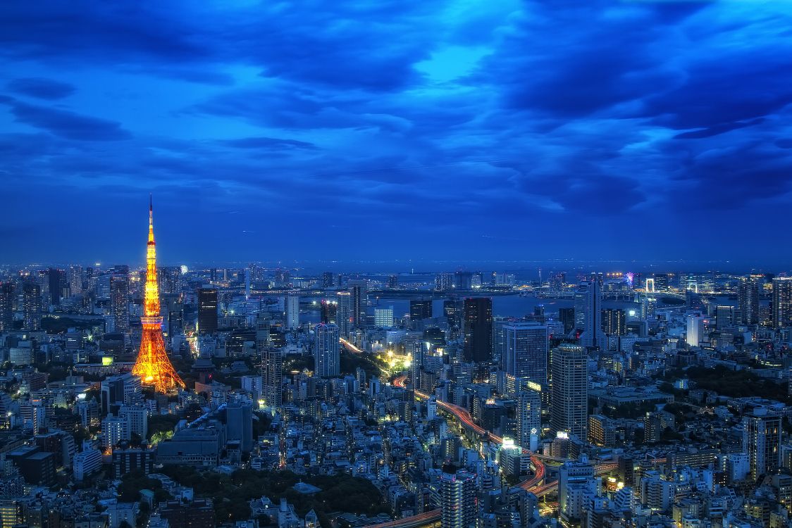 Skyline Der Stadt Unter Blauem Himmel Während Der Nacht. Wallpaper in 5185x3458 Resolution