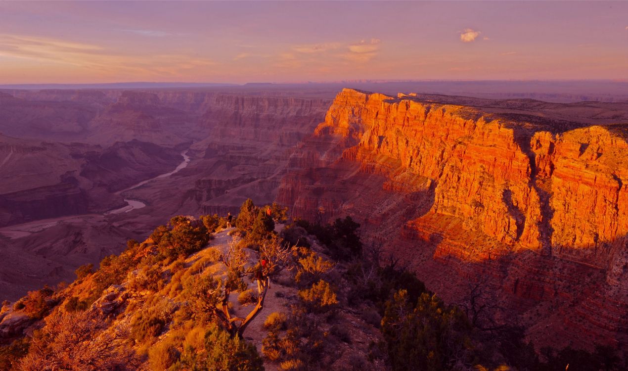 Montaña Rocosa Marrón Bajo un Cielo Azul Durante el Día. Wallpaper in 2835x1674 Resolution