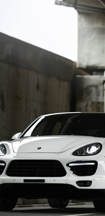 Image white bmw m 3 coupe parked on tunnel