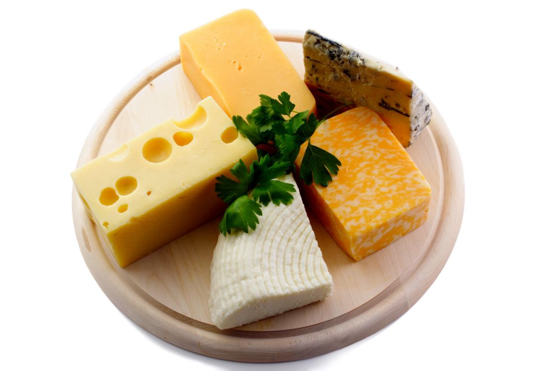 Fromage en Tranches Sur Plaque Ronde en Bois Marron. Wallpaper in 2700x1800 Resolution