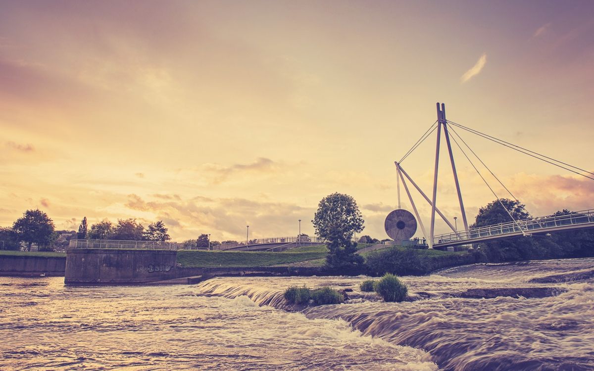 Tour en Acier Blanc Sur Champ Brun Pendant la Journée. Wallpaper in 1920x1200 Resolution