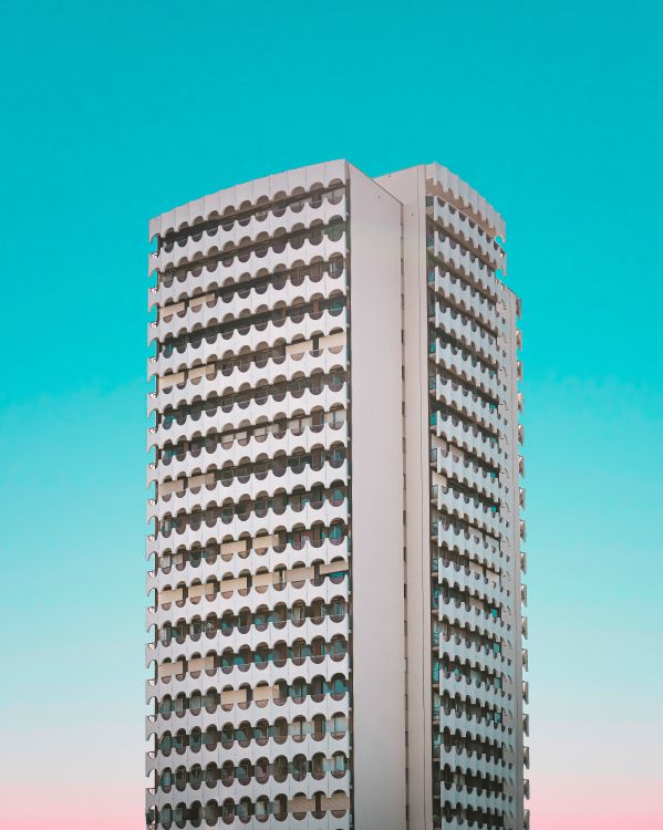 Edificio de Hormigón Blanco Bajo un Cielo Azul Durante el Día. Wallpaper in 5295x6619 Resolution