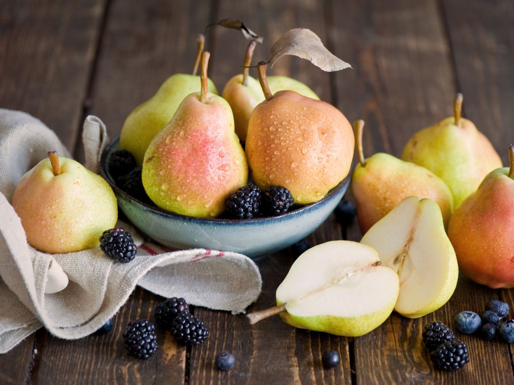 Geschnittene Äpfel Und Orangen Auf Weißer Keramikschale Ceramic. Wallpaper in 2048x1536 Resolution