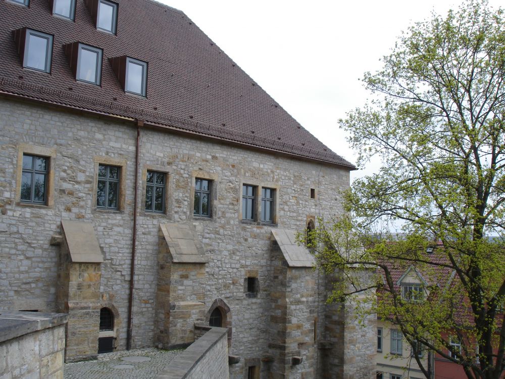 Braunes Backsteingebäude in Der Nähe Von Grünen Bäumen Tagsüber. Wallpaper in 2592x1944 Resolution