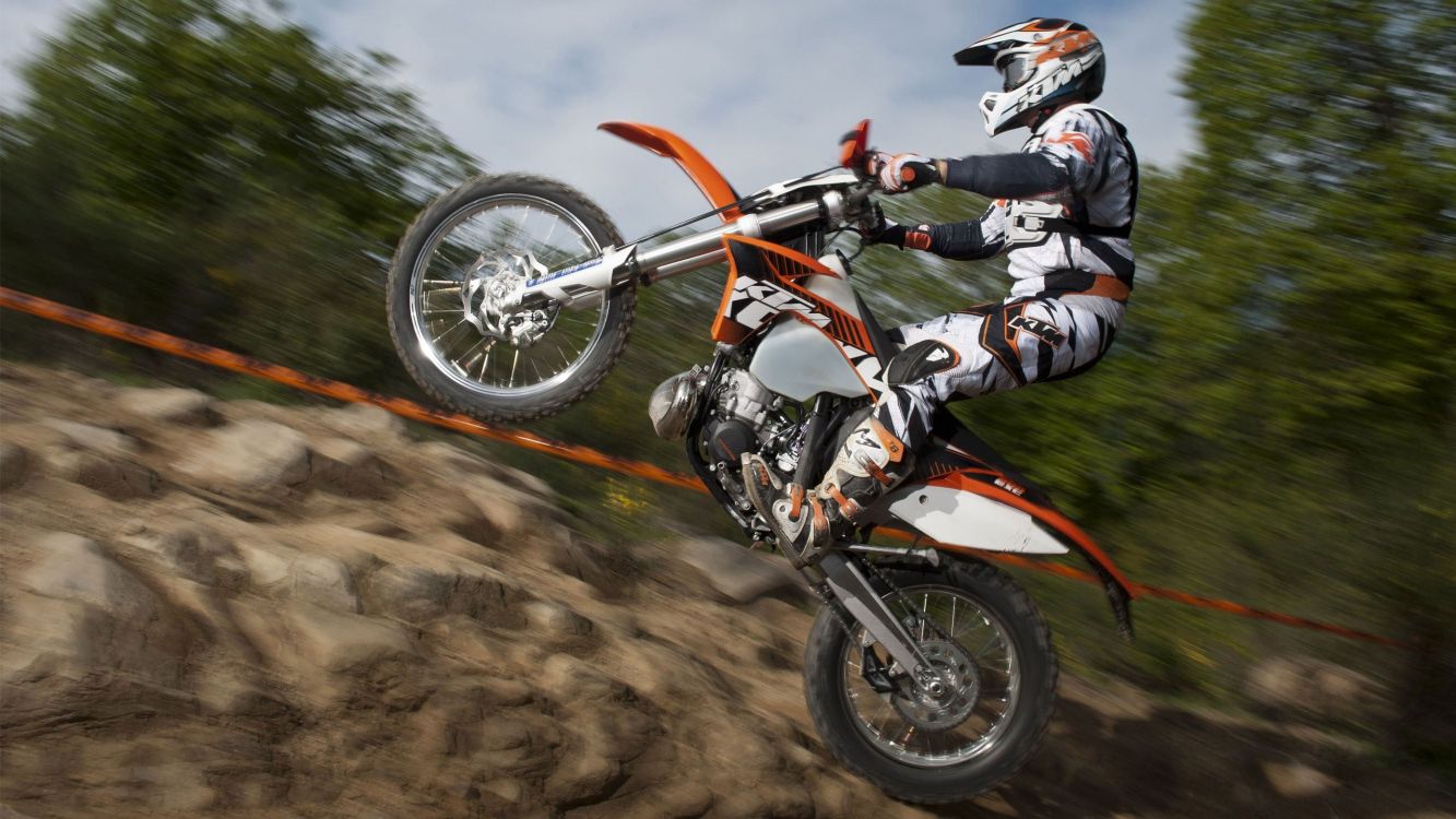 Hombre en Traje de Motocross Blanco y Rojo Montando Motocross Dirt Bike. Wallpaper in 2560x1440 Resolution