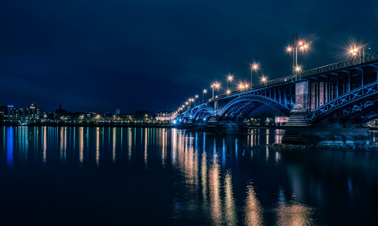 Brücke Über Wasser Während Der Nacht Night. Wallpaper in 4500x2700 Resolution