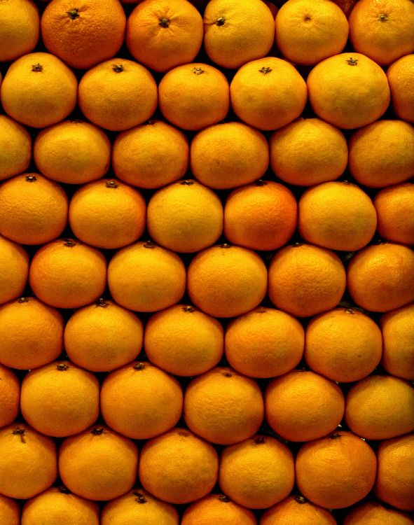 Frutos Redondos Amarillos Sobre Superficie Blanca. Wallpaper in 3102x3934 Resolution