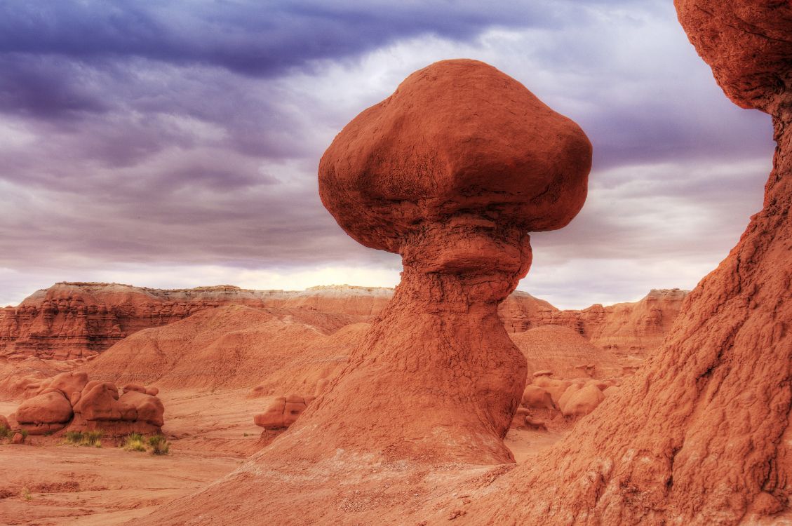 Braune Felsformation Unter Blauem Himmel. Wallpaper in 4184x2779 Resolution