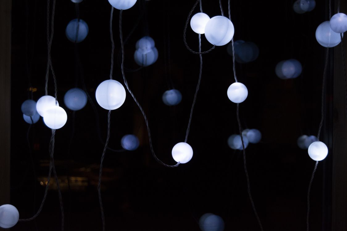 Ballons Blancs et Bleus Sur L'eau. Wallpaper in 6000x4000 Resolution