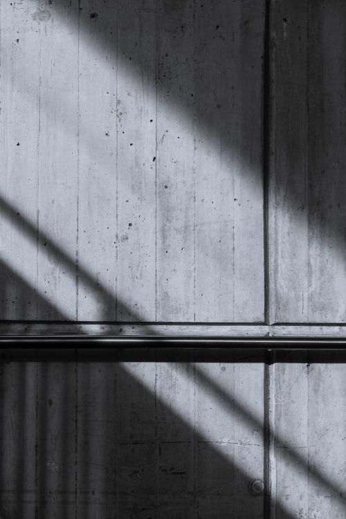 Barre de Métal Noir Sur Mur en Bois Blanc. Wallpaper in 4480x6720 Resolution