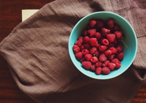 Image red strawberries in blue plastic bowl