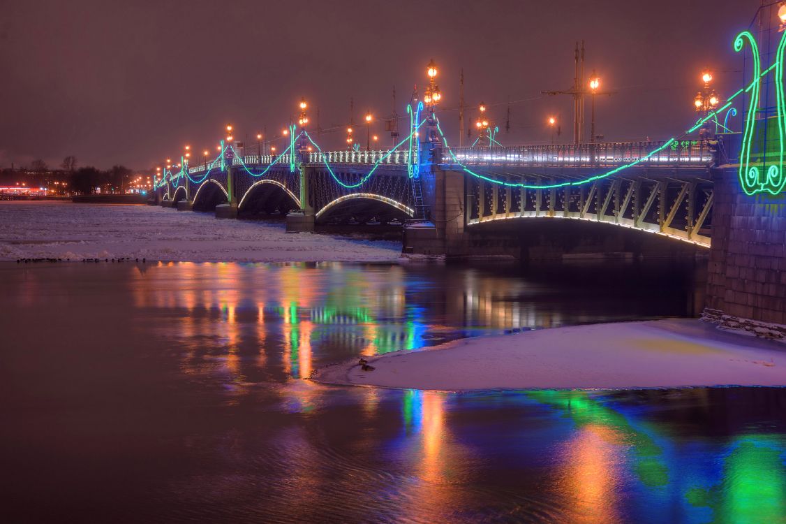 Blaue Brücke Über Wasser Während Der Nacht Night. Wallpaper in 4207x2800 Resolution