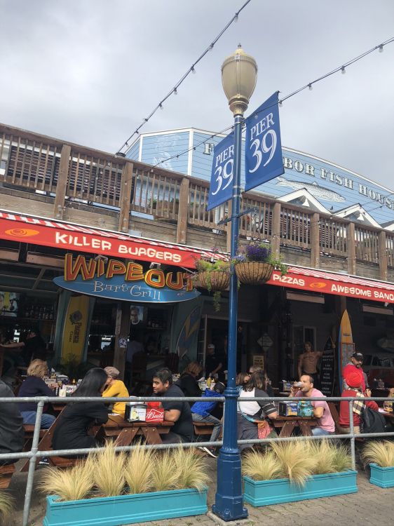 Markt, Street Light, Strom, Regenschirm, Elektrizitätsversorgung. Wallpaper in 1536x2048 Resolution