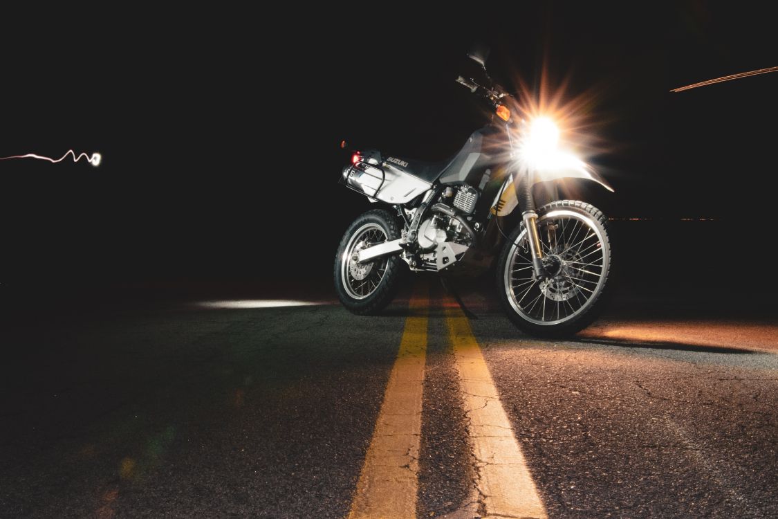 Motocicleta Negra y Plateada en la Carretera Durante la Noche. Wallpaper in 6000x4000 Resolution