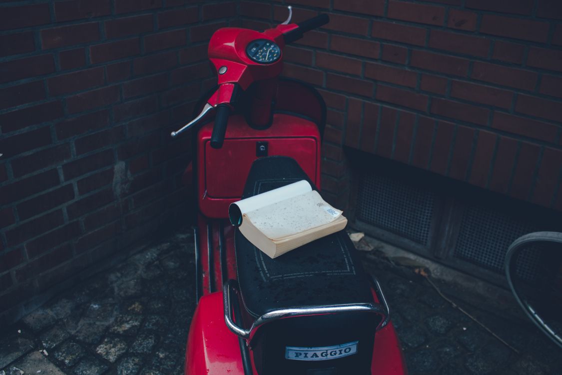 Scooter Rojo y Negro. Wallpaper in 5184x3456 Resolution