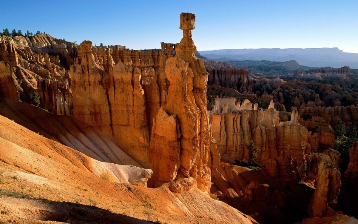 Tagsüber Braune Felsformation Unter Blauem Himmel. Wallpaper in 2560x1600 Resolution