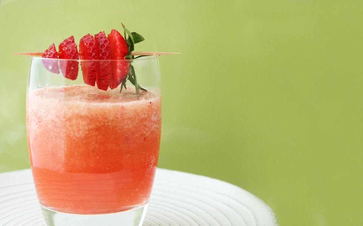 Jugo de Fresa en Vaso Transparente. Wallpaper in 2560x1600 Resolution