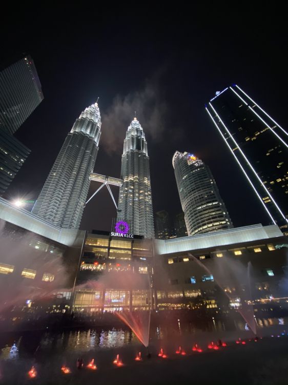 Tours Petronas, Kuala Lumpur, Malaisie, Les Tours Jumelles Petronas, Nuit. Wallpaper in 1536x2048 Resolution