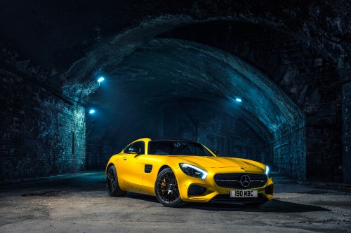 Image yellow porsche 911 parked in tunnel