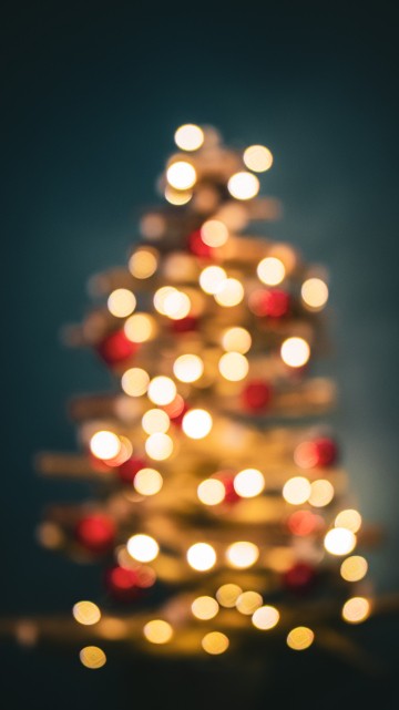 Image red and white christmas tree with lights