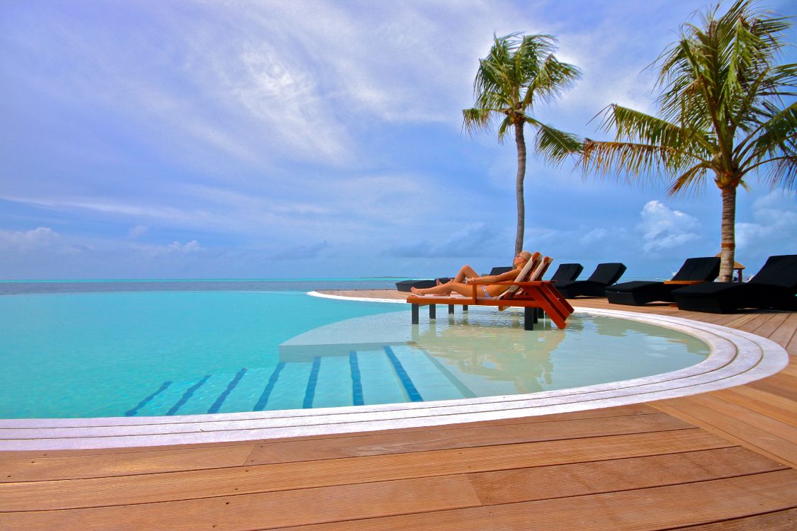 2 Braune Holzliegen am Weißen Sandstrand Tagsüber. Wallpaper in 4752x3168 Resolution