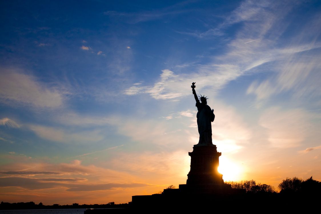 Silhouette Der Freiheitsstatue Bei Sonnenuntergang. Wallpaper in 4432x2955 Resolution